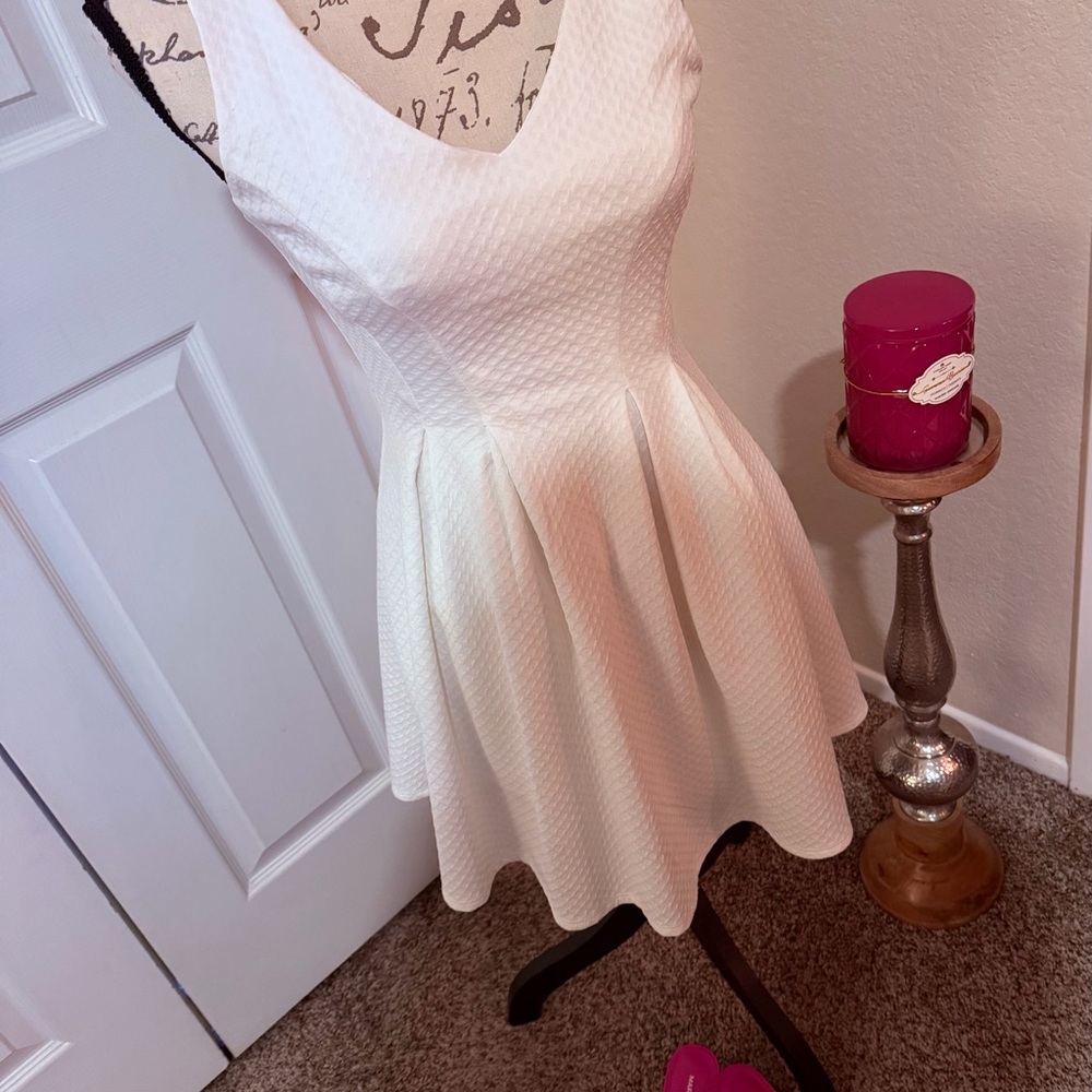 Elegant White Sleeveless Dress